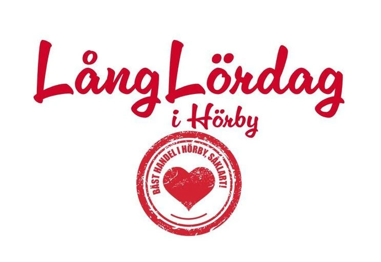 Röd text "Långlördag i Hörby" med en hjärtsymbol undertill.