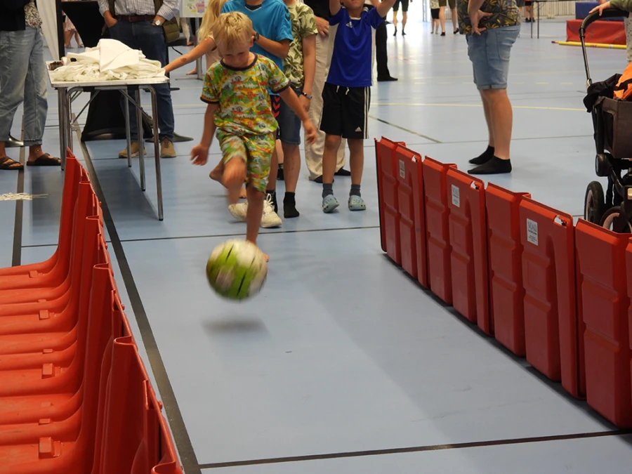 Det gäller att sikta rätt i fotbollsbowling.